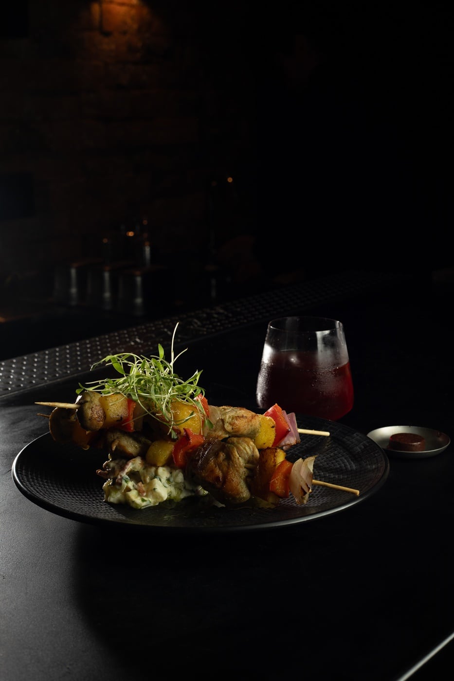 En Relativo, se pueden disfrutar piqueos (desde una tabla de jamones y quesos, a mini burgers, bruschettas y más) en sus tres pisos.