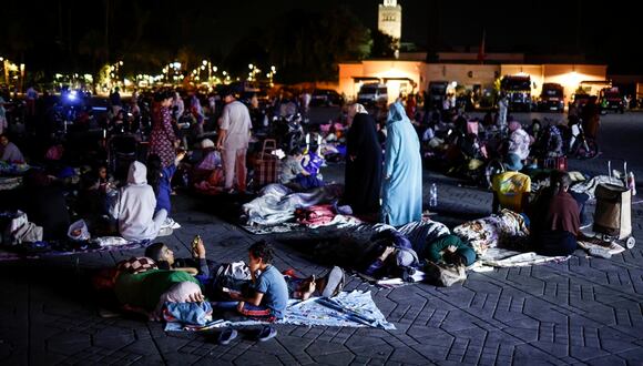Cientos de personas duermen al aire libre en la plaza Jemaa El Fna después de que un potente terremoto azotara Marruecos, en Marrakech, Marruecos, a principios del 10 de septiembre de 2023. (Foto de EFE/EPA/YOAN VALAT)