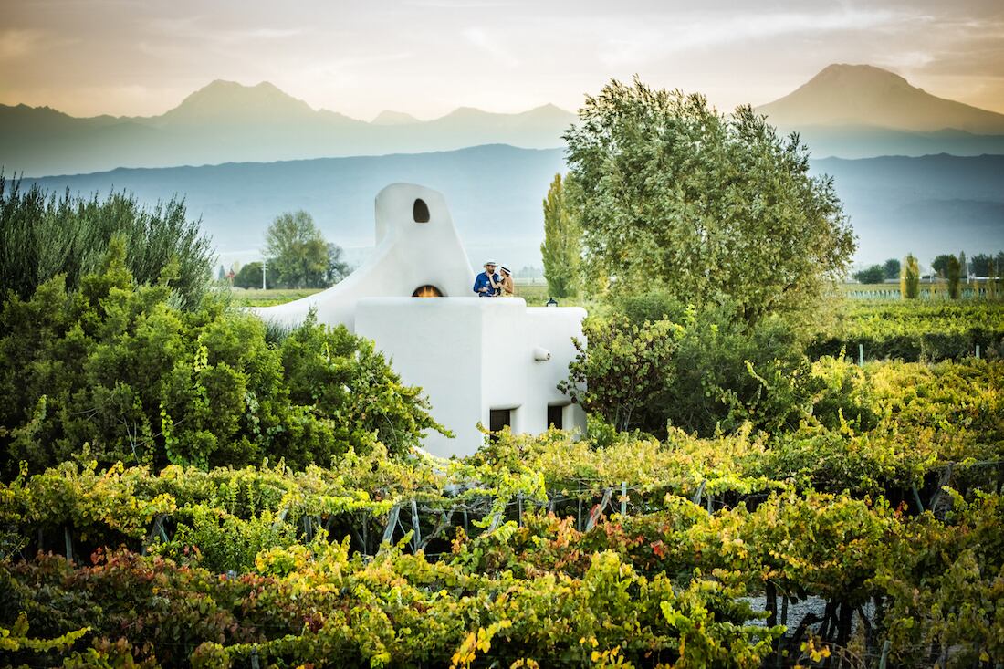 En Mendoza es posible dormir entre viñedos y despertar al pie de la cordillera.
(Foto: Cavas Wine Lodge)