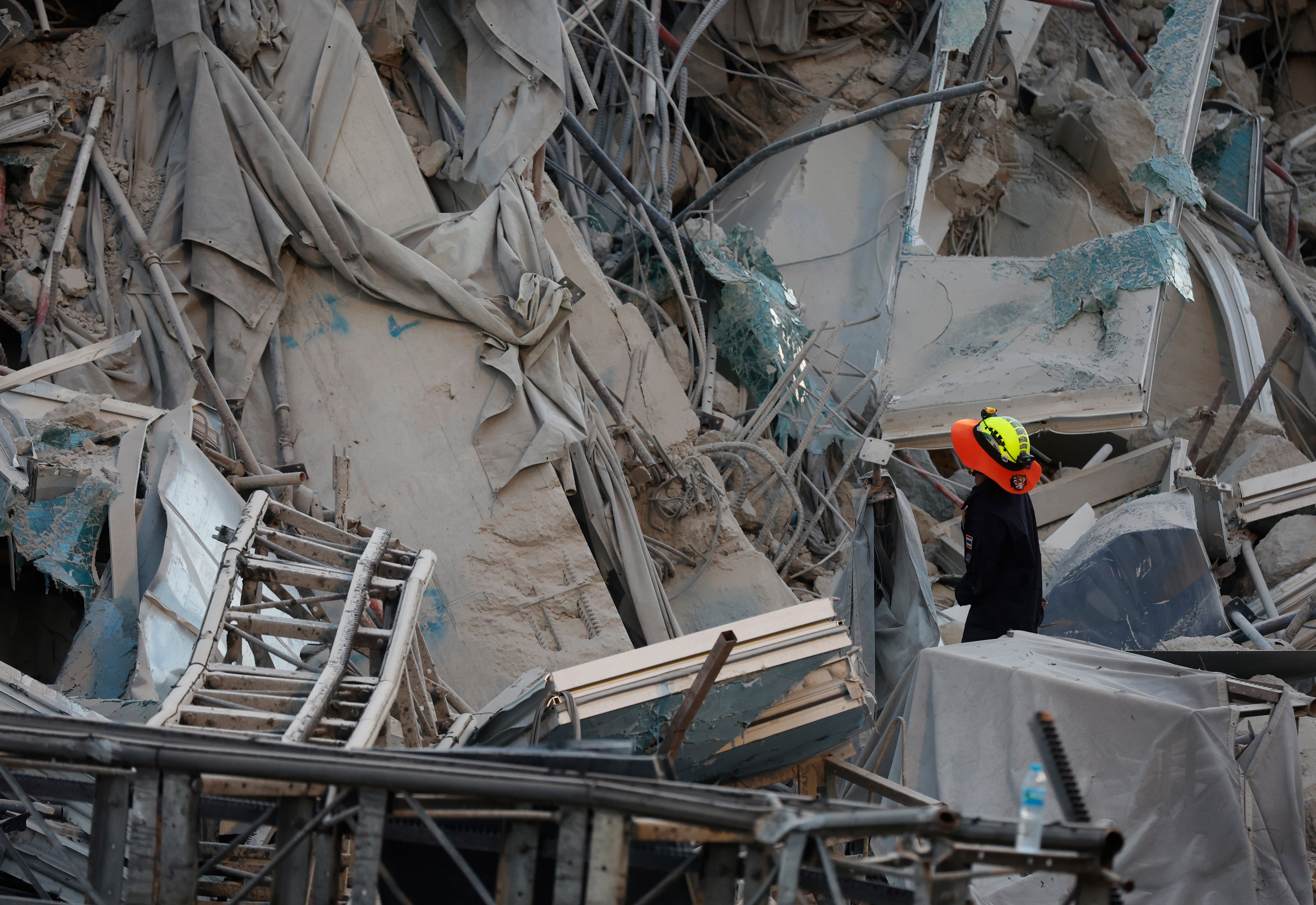 Un equipo de rescate busca supervivientes en el lugar del derrumbe de un edificio tras un terremoto en Bangkok, Tailandia, el 28 de marzo de 2025.