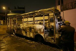 Bus de la línea 40 fue incendiado en Santa Anita por presuntos extorsionadores