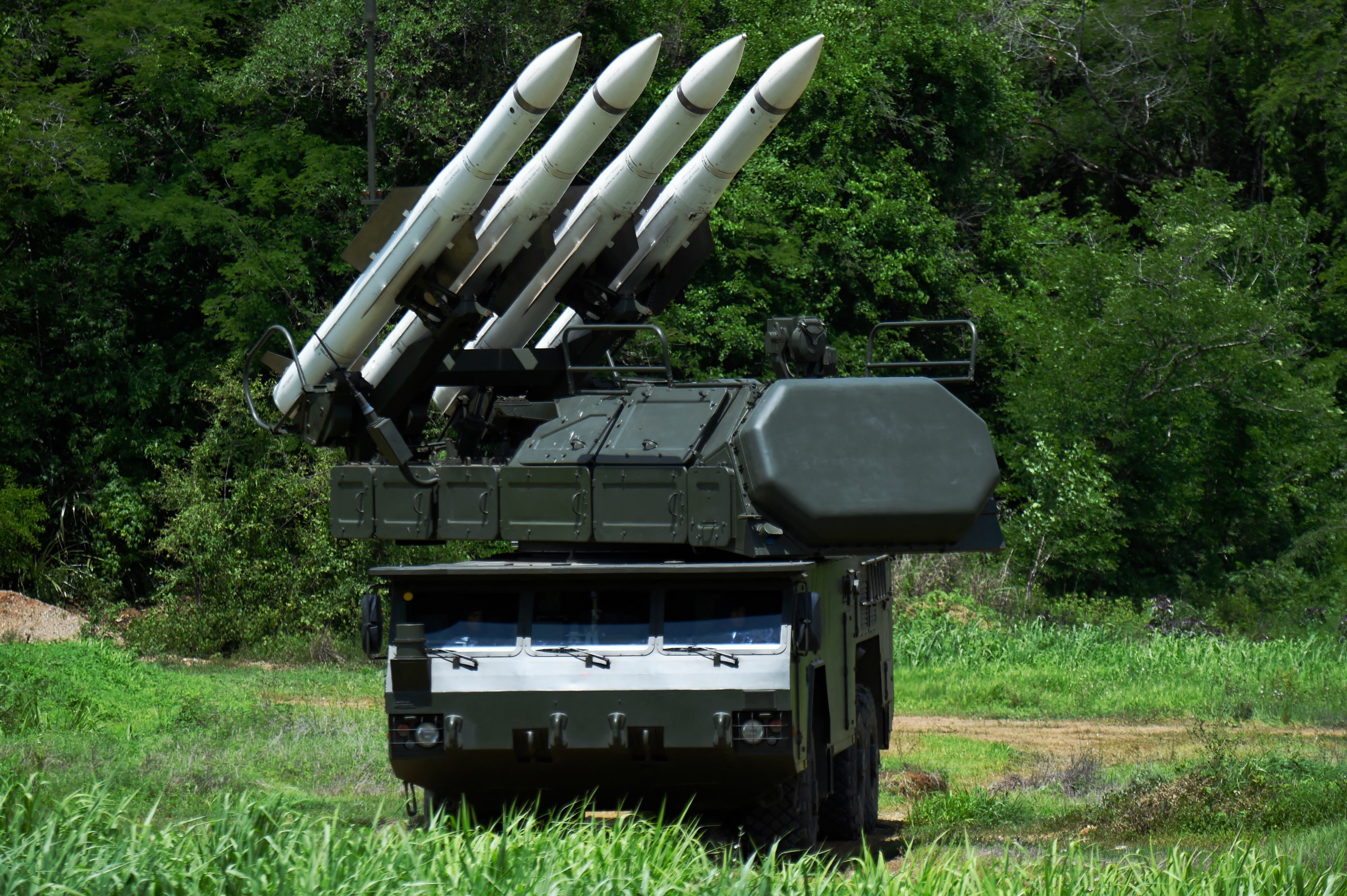 Imagen de un sistema de misiles ruso BUK-M2E durante un ejercicio militar en Caracas el 21 de mayo de 2016. (Foto: JUAN BARRETO / AFP).