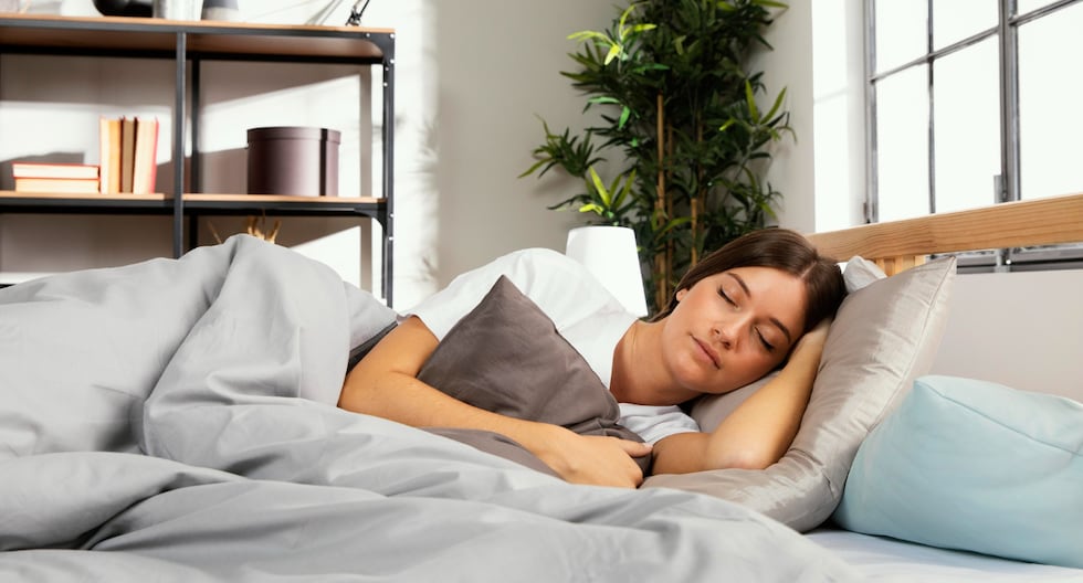 Almohada sí o no: la recomendación para dormir mejor y evitar dolores cervicales