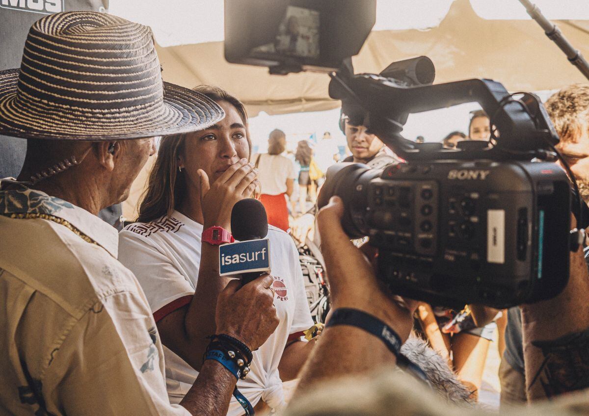 Sol en lágrimas cuando recibió su ticket para París. (Foto: ISA)