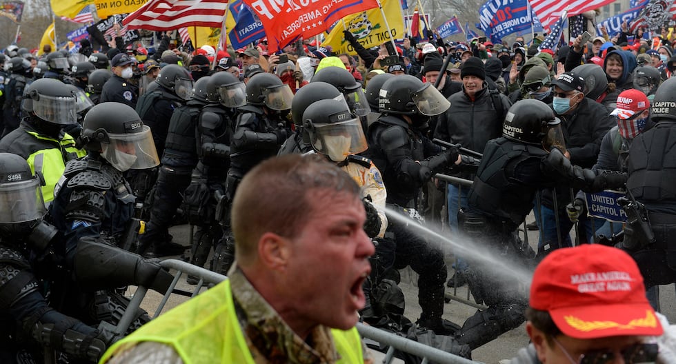 Los partidarios de Donald Trump chocan con la policía y las fuerzas de seguridad mientras intentan asaltar el Capitolio el 6 de enero del 2021. (Foto de Joseph Prezioso / AFP).