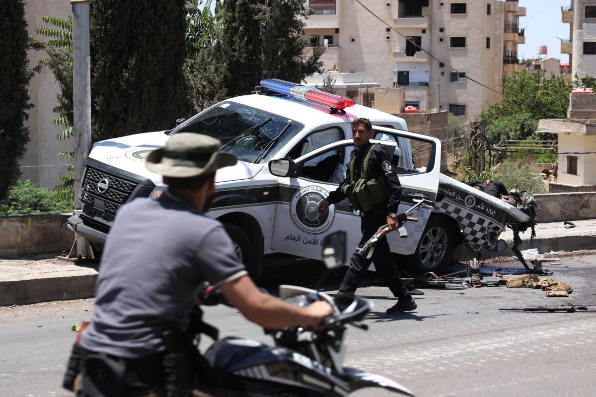 El cadáver de un miembro de las fuerzas de seguridad sirias yace en una camioneta dañada tras un ataque israelí en la ciudad de Sweida, el 15 de julio de 2025. Foto: Bakr ALKASEM / AFP