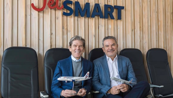 Stephen Johnson (izquierda), vicepresidente y director de estrategia de American Airlines. (Foto: JetSMART)