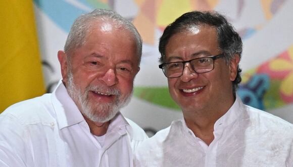 El presidente brasileño, Luiz Inácio Lula da Silva, y el presidente colombiano, Gustavo Petro, tras una reunión en Leticia, Colombia, frontera con Brasil, el 8 de julio de 2023. (Foto de Juan BARRETO / AFP)