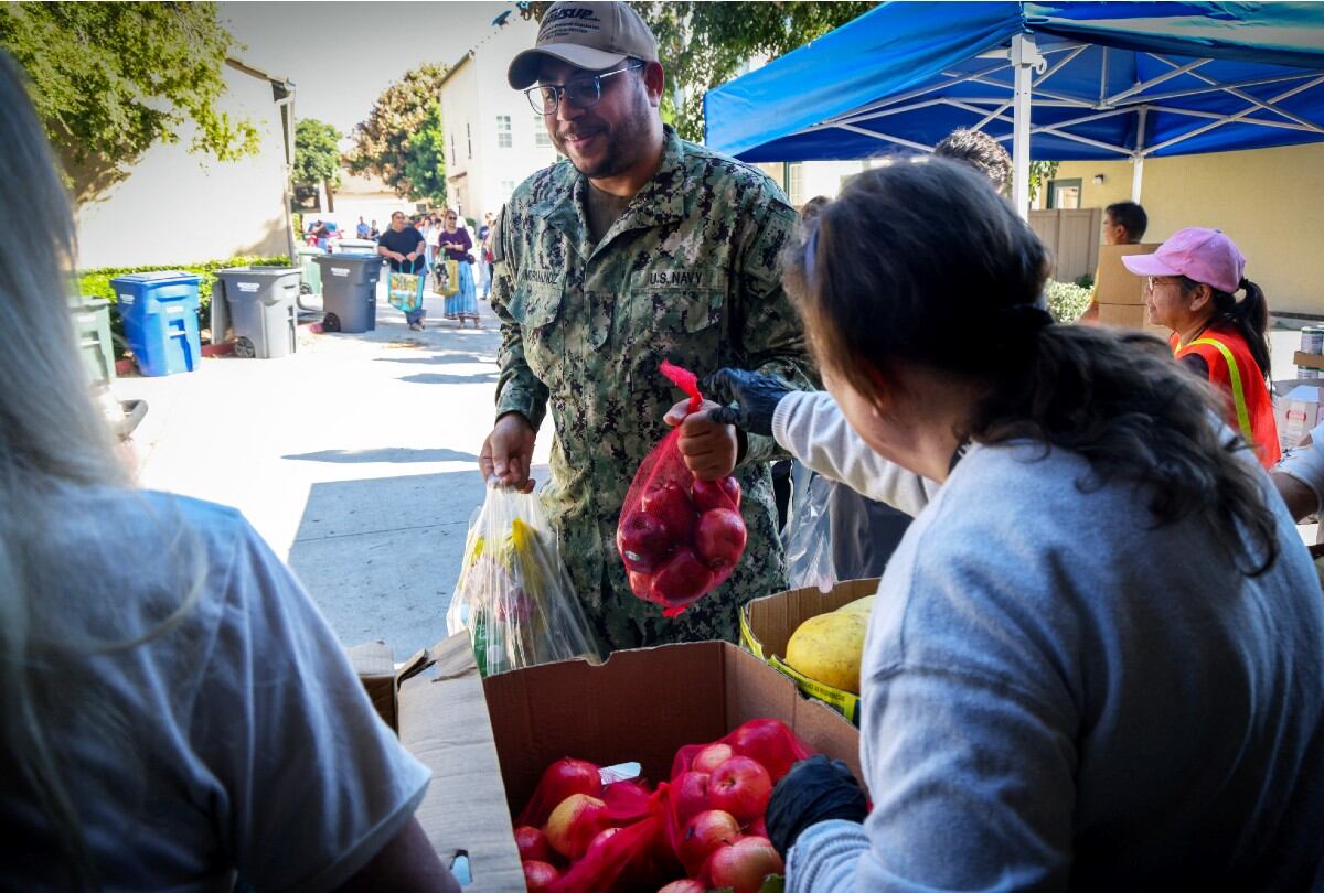 El cierre del Gobierno deja a millones de familias que dependen de SNAP buscando apoyo urgente para alimentarse. | Crédito: SANDY HUFFAKER / AFP