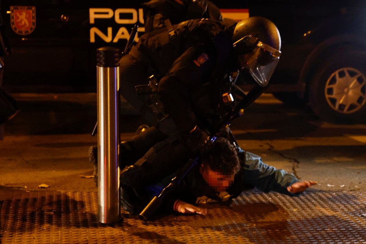 Enfrentamientos con la Policía durante una nueva manifestación convocada contra la amnistía el 9 de noviembre de 2023, en la calle Ferraz, en Madrid, donde se encuentra la sede del PSOE. (Foto de Sergio Pérez / EFE)