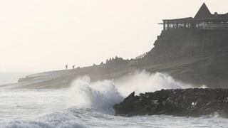 Oleajes anómalos en el litoral peruano: dos fallecidos, 10 negocios afectados y cierre de puertos 