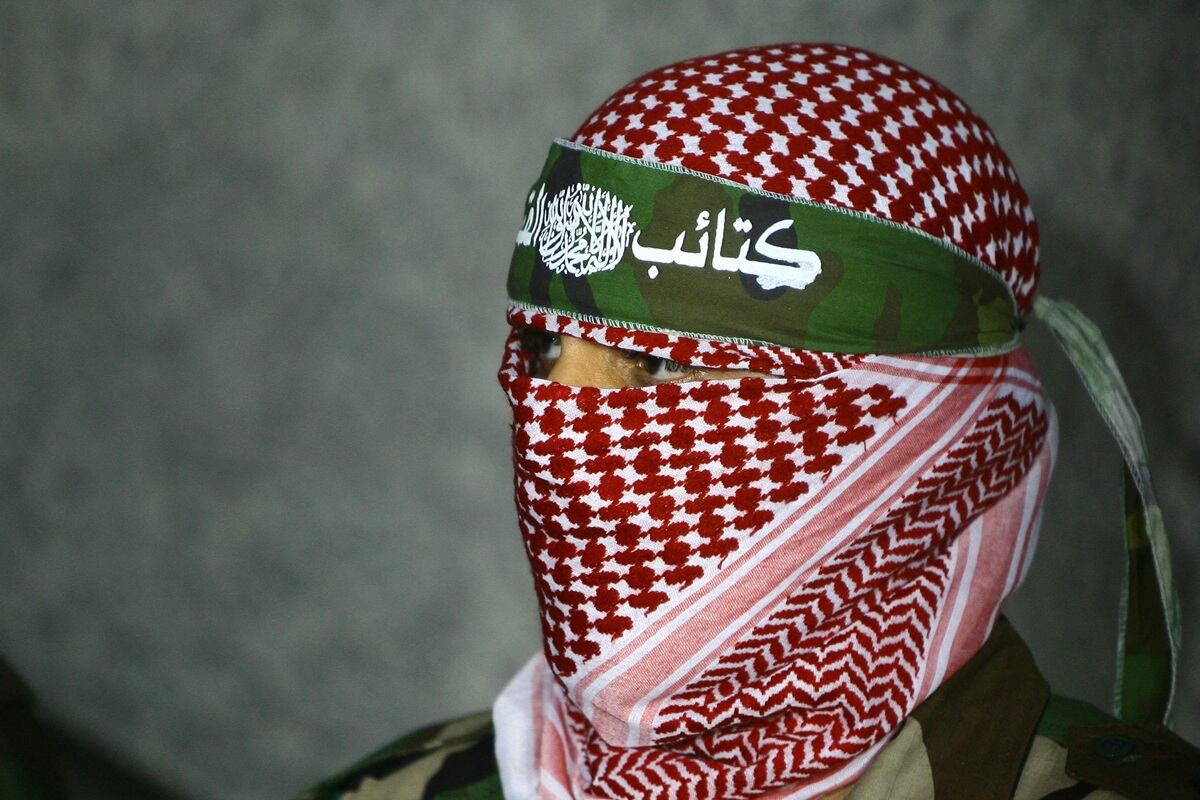 Abu Obeida, portavoz del ala armada de Hamás, la Brigada Ezzedine Al-Qassam, ofrece una conferencia de prensa en Ciudad de Gaza, el 26 de marzo de 2010. (Foto de MOHAMMED ABED / AFP)
