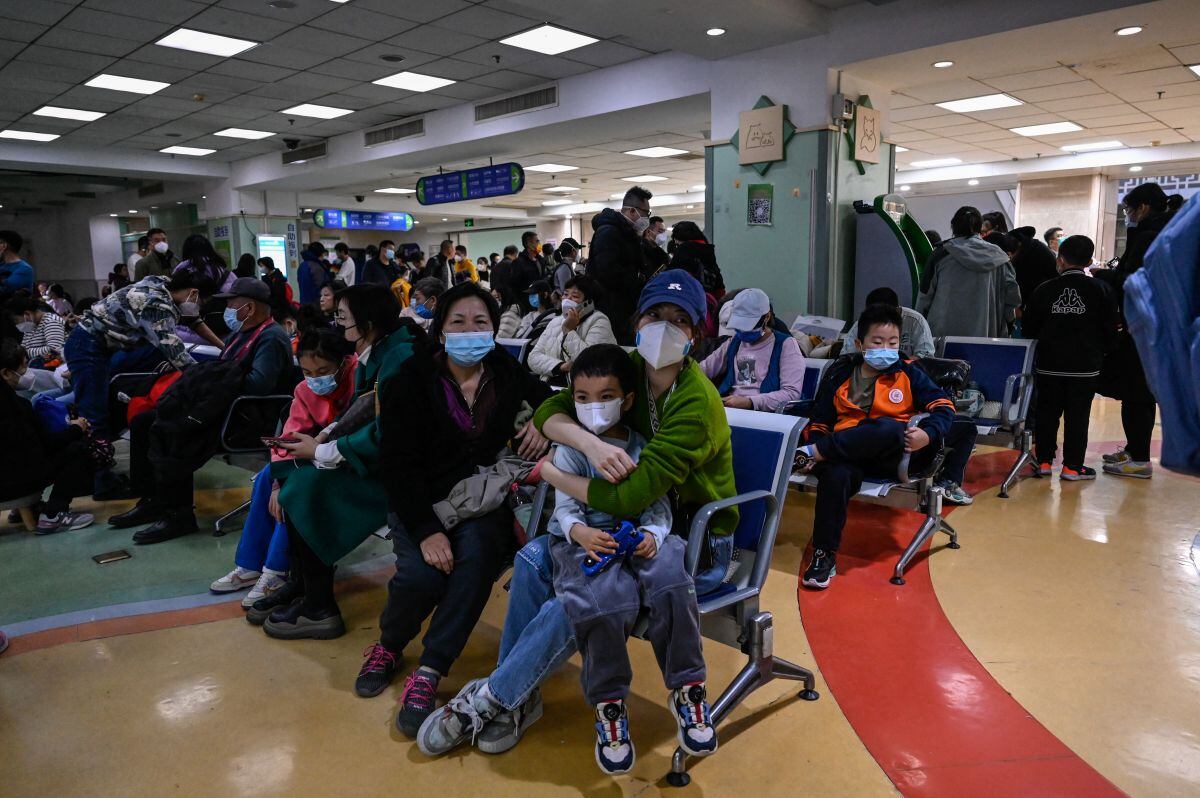 Los niños y sus padres esperan en un área ambulatoria de un hospital infantil en Beijing el 23 de noviembre de 2023 (Foto: Jade Gao / AFP)