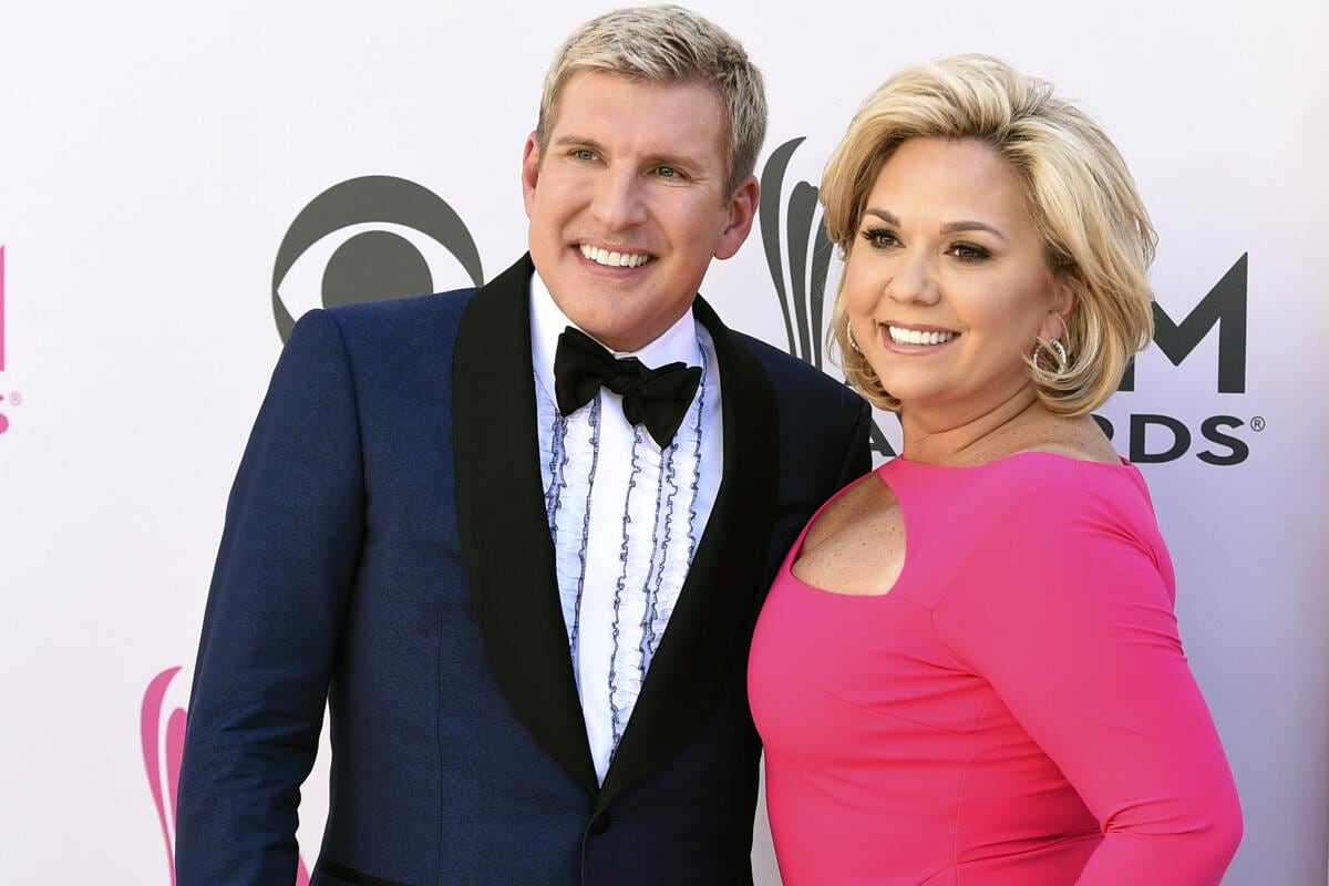 Todd y Julie Chrisley han sido indultados oficialmente en su caso en curso (Foto: AFP)