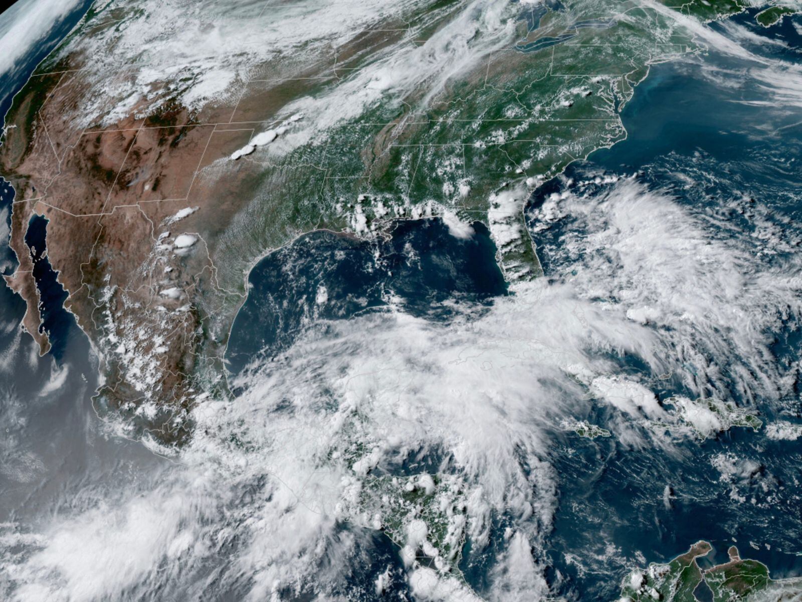 Conoce qué día llega el primer huracán a México y qué daños causaría | Foto: Composición Mix / AFP