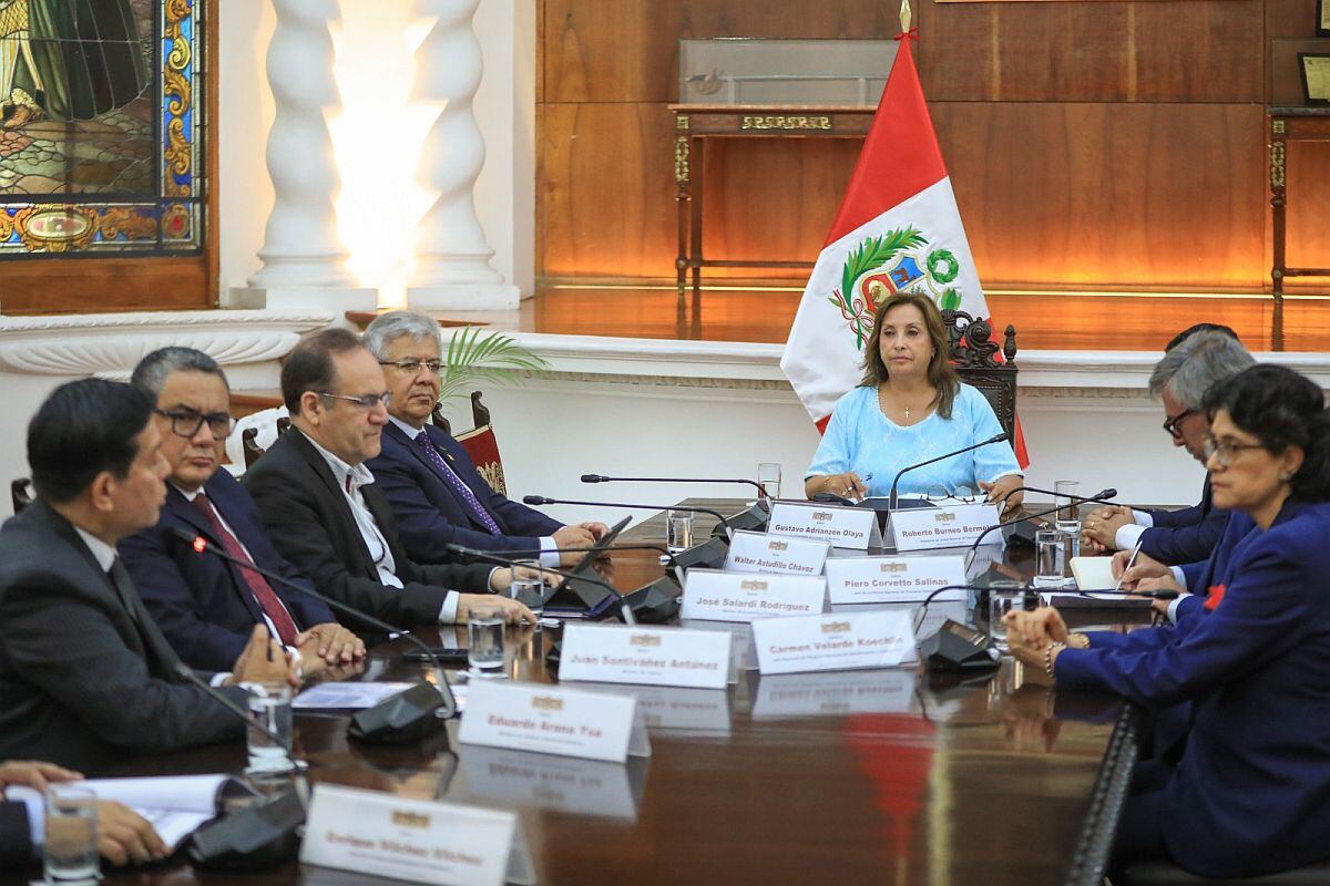 Dina Boluarte en reunión con ministros y titulares del JNE, ONPE y Reniec. (Foto: Presidencia)