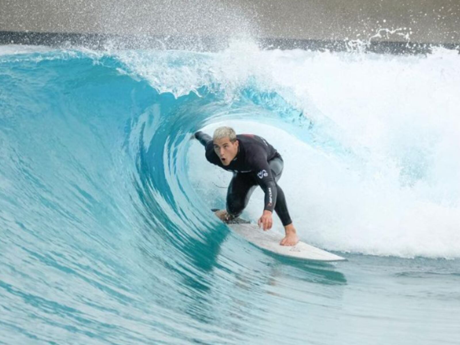 El actor de Sanji también practica surf (Foto: Taz Skylar / Instagram)