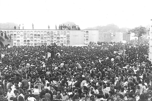 Una multitud cercana a las 70,000 personas acompañaron a “Papá Chacalón” hasta su última morada en el cementerio El Ángel. (Foto GEC Archivo Histórico)