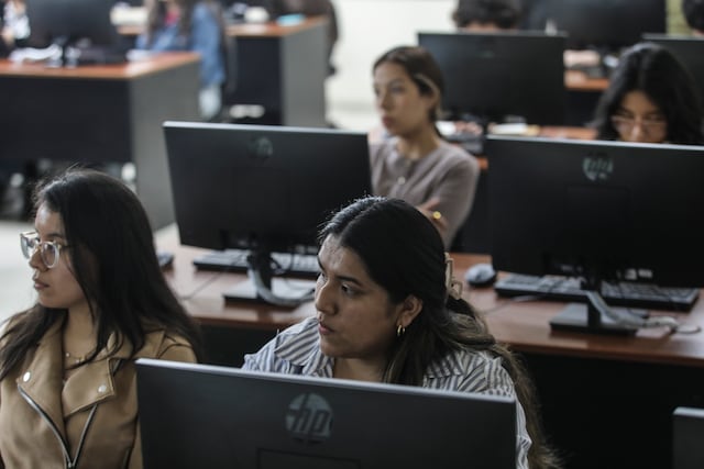 Estudiantes de comunicaciones de la Universidad San Ignacio de Loyola. (Foto: Joel Alonzo/GEC)