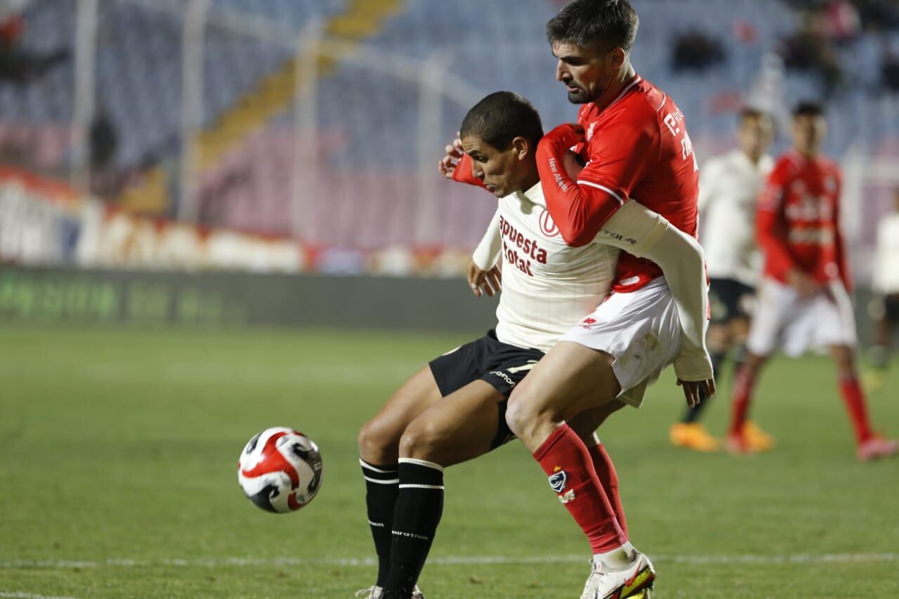 Universitario reclamó penal por un agarrón sobre Succar. (Foto: Violeta Ayasta)