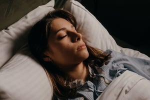 Especialista te dice cómo acostumbrarte a tener un horario regular de sueño para dormir mejor