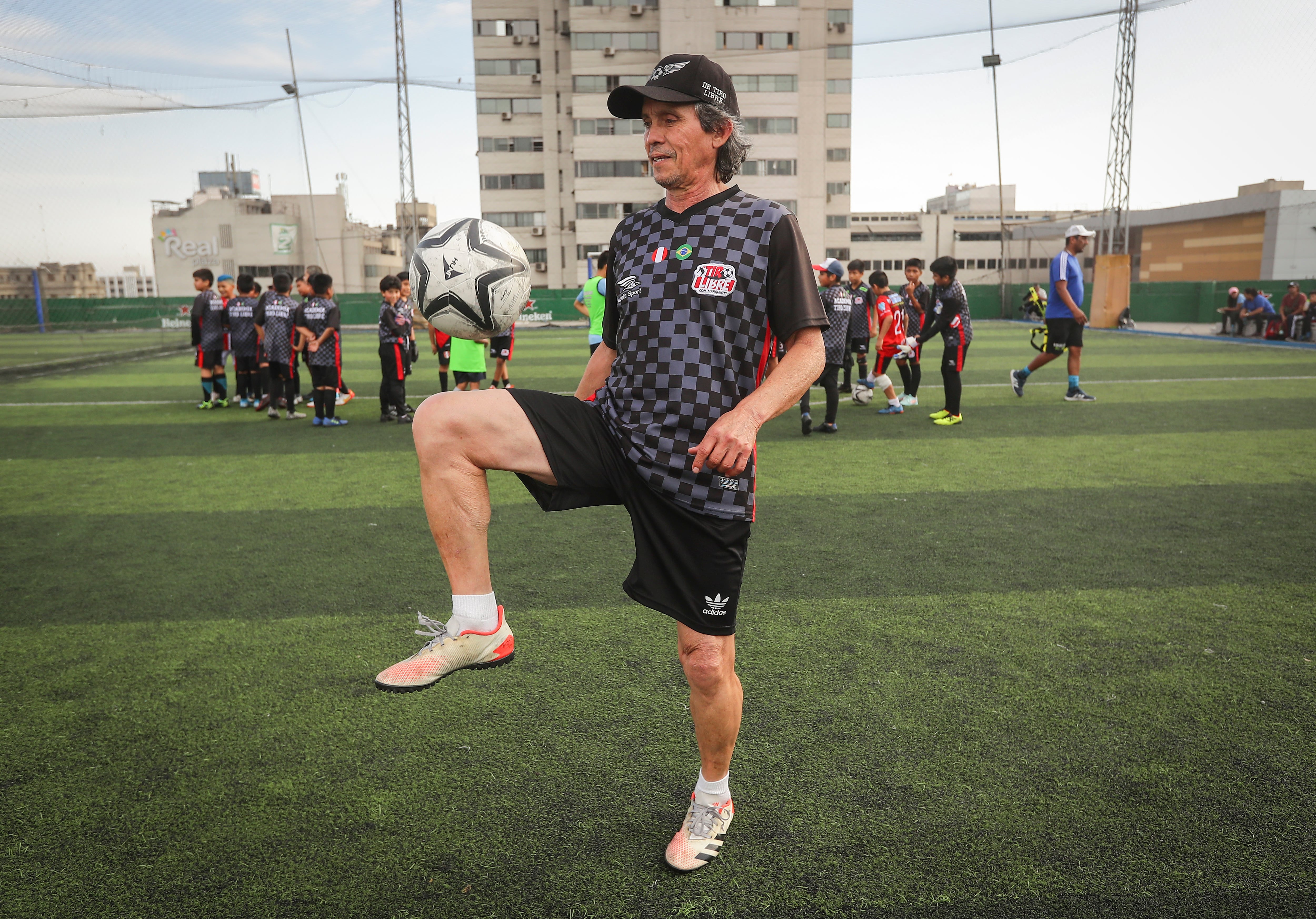 El brasileño Marquinho es director de la escuela de fútbol de menores Tiro Libre, en el Cercado de Lima. Contacto: 941 454 817.