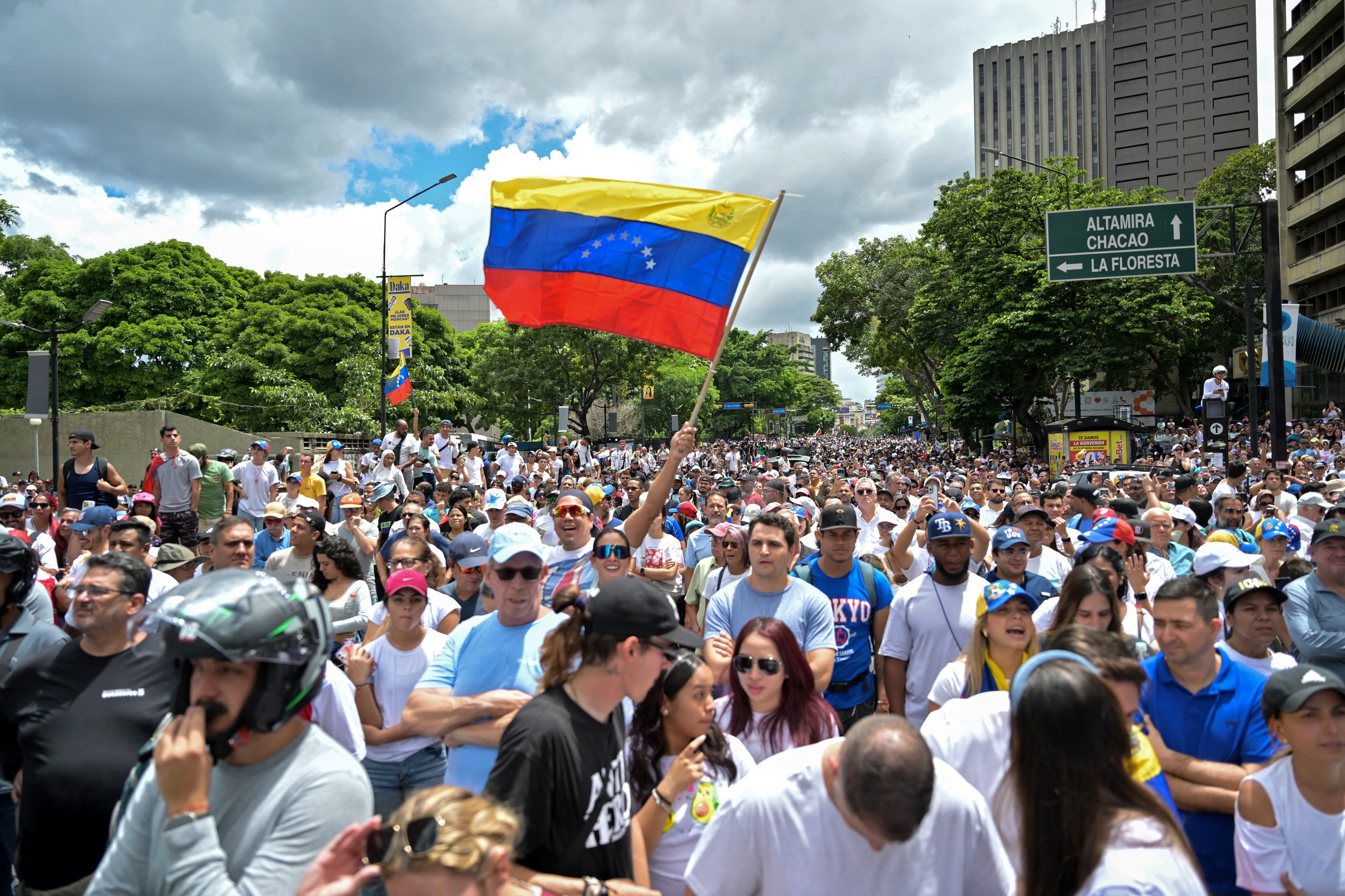 Los opositores del presidente de Venezuela Nicolás Maduro participan en una manifestación convocada por el candidato presidencial Edmundo González Urrutia y la líder de la oposición María Corina Machado. (Foto de Juan BARRETO/AFP).