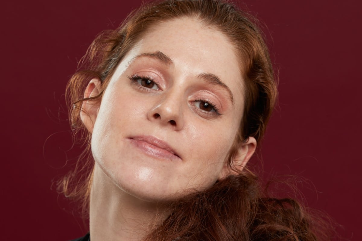 Sara Molina posando detrás de un fondo magenta (Foto: Mayte Ortega)