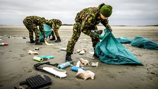 Holanda: Ejército participa en limpieza de playas tras llegada de contenedores | FOTOS