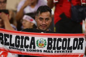 Selección peruana: hinchas recibieron a la Bicolor con fuegos artificiales en el Monumental | VIDEO