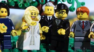 Sorprendió en su boda contando su historia de amor..¡con Lego!