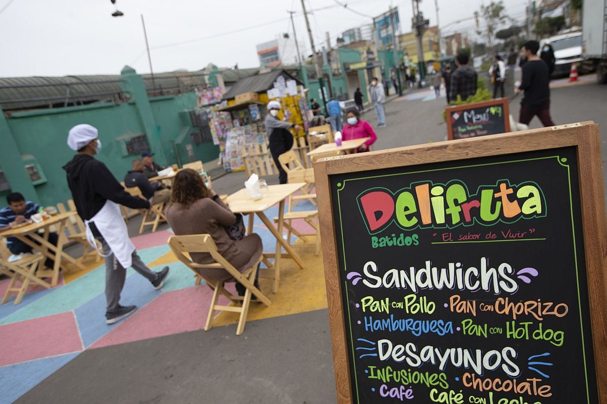 Las terrazas gastronómicas ubicadas en las calles colindantes al mercado incentivan el consumo al aire libre. Actualmente, solo en la cuadra 7 del Jr. Leoncio Prado, se han habilitado alrededor de 15 mesas para desayunar o almorzar con las opciones que se ofrecen dentro del mercado. (Fotos: Andrés Paredes)