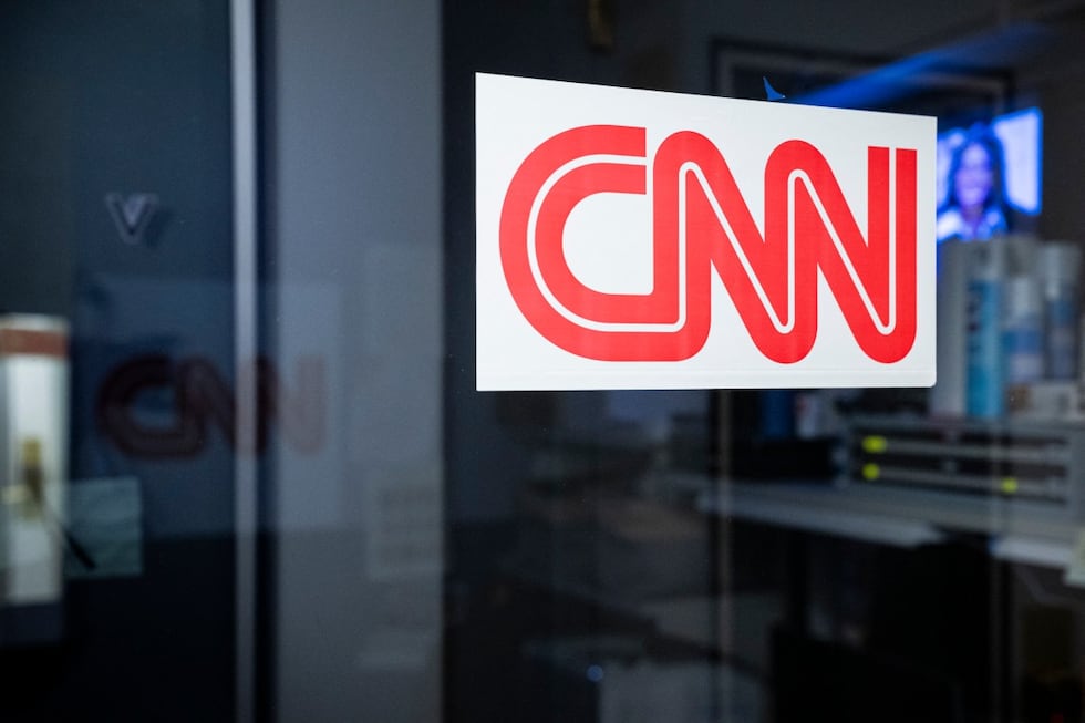 Letrero de CNN en el stand de la cadena en el área de prensa de la Casa Blanca, luego de que a los periodistas de la cadena se les negara la entrada a los terrenos de la Casa Blanca, el 19 de septiembre de 2026 en Washington, DC. Foto: Getty Images vía AFP