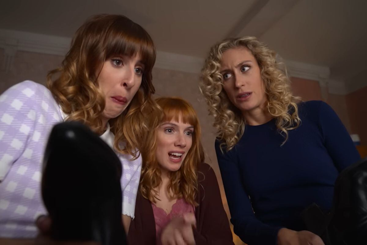 Los rostros de Carmen, Valeria y Nerea al analizar la parte íntima de Lola (Foto: Netflix)