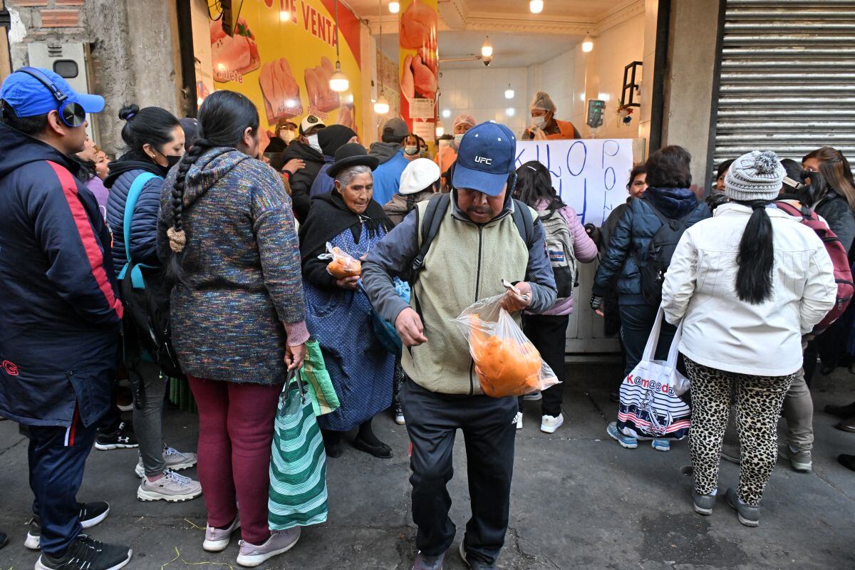 La gente hace fila temprano en la mañana para comprar pollo a un precio más bajo que en los mercados privados de La Paz el 11 de junio de 2025. (Foto de AIZAR RALDES / AFP)