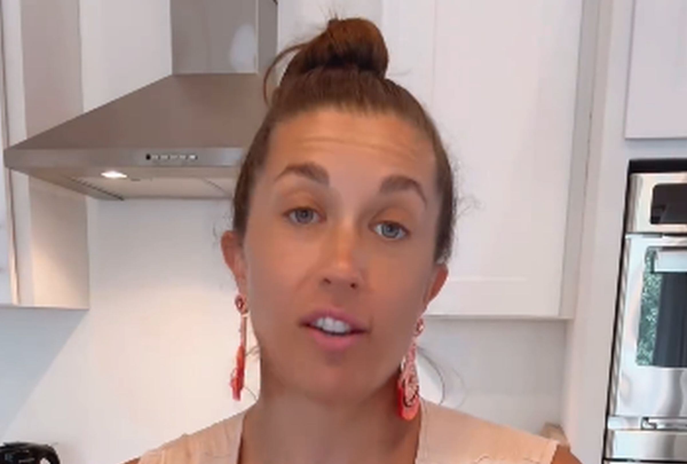 En esta imagen se aprecia a Pace Webb explicando lo que hizo para convertir a su esposo en “un padre igualitario”. (Foto: @ourhomeflows / Instagram)