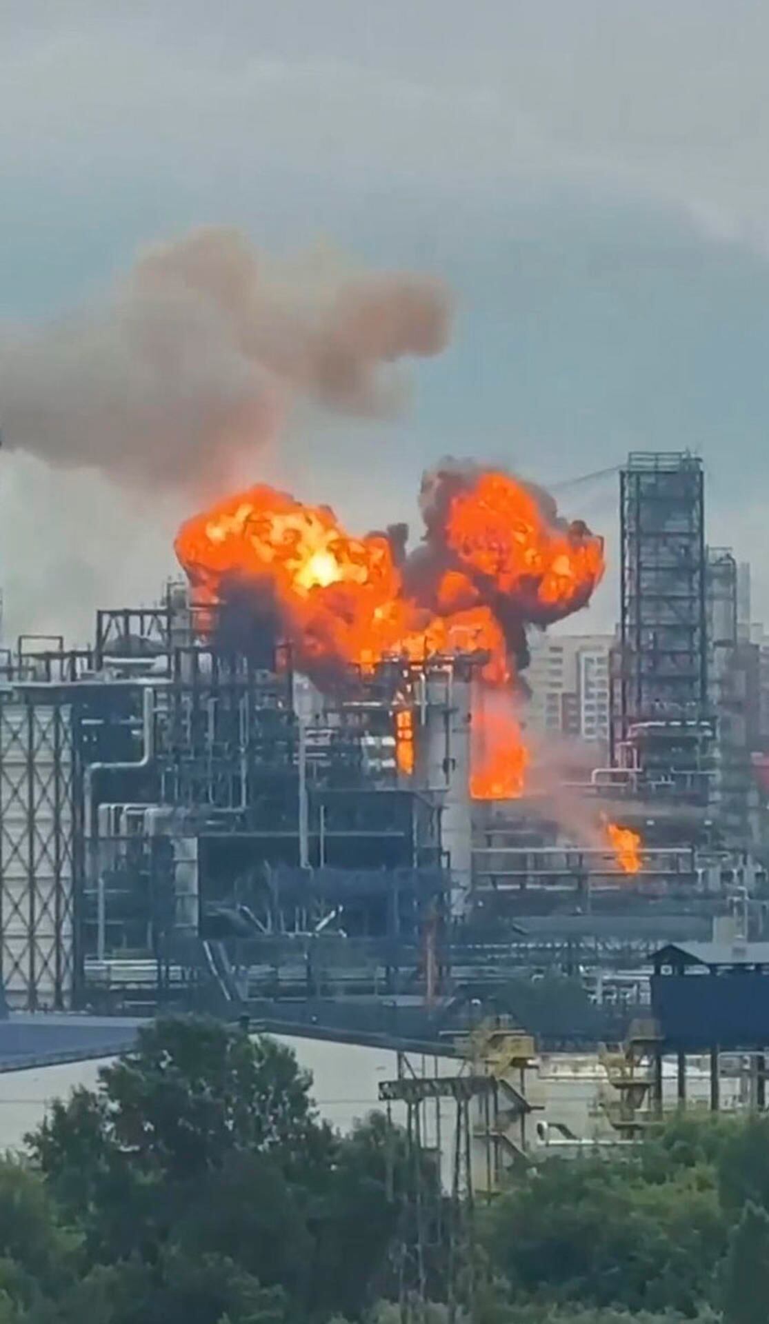 Captura de televisión de la refinería de Kapotnia, al sureste de la capital de Rusia, Moscú, que se incendió tras un ataque masivo con drones ucranianos que penetró las defensas rusas. (EFE/Astra).