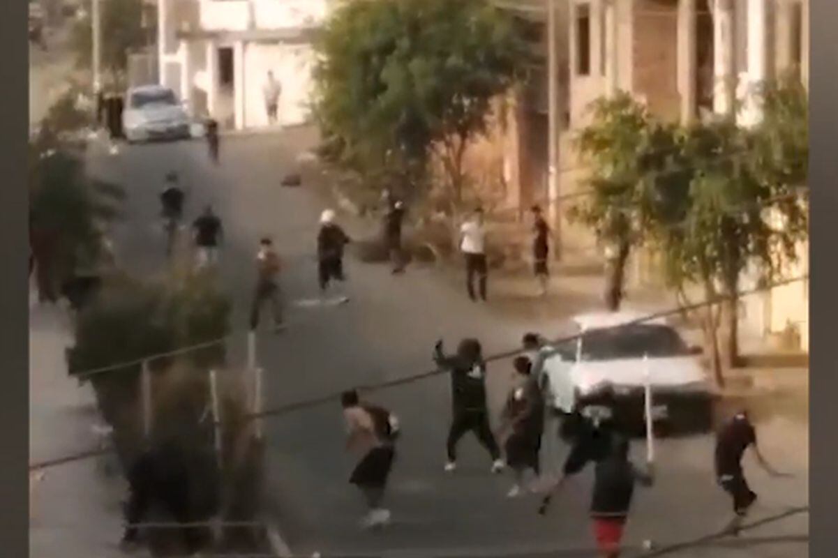 Barras bravas generan desorden y caos en los exteriores de un colegio. Foto: Panamericana / YouTube