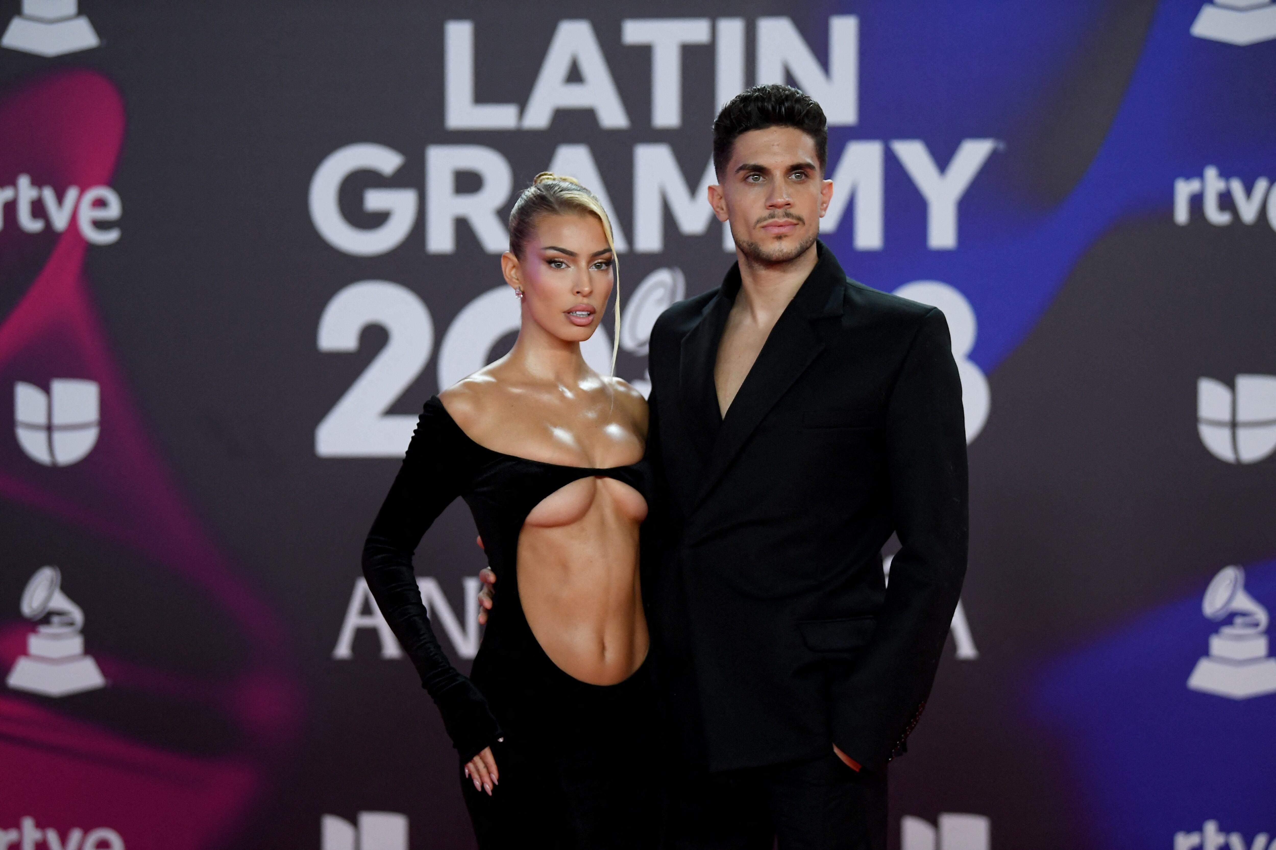 Jessica Goecoechea y Marc Bartra en la alfombra roja de los Latin Grammy 2023 en Sevilla (Foto: AFP)