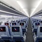Oficial, American Airlines da marcha atrás y devuelve las pantallas a los respaldos: qué cambiará y desde cuándo
