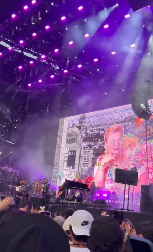 Acompañada de artistas como Yuri, Napoleón, Leonardo de Lozanne y Saúl Hernández, Belinda tomó el micrófono para interpretar el icónico tema en honor a Paquita la del Barrio, fallecida el 17 de febrero. (Foto: @LaloGonzalezM)