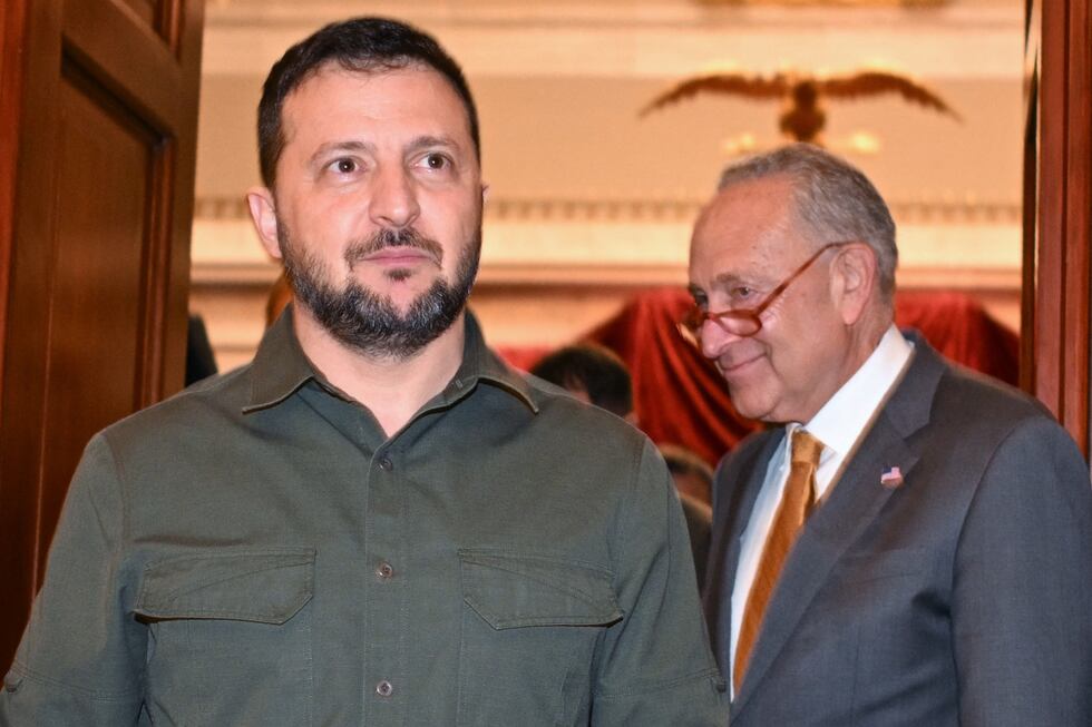 El presidente ucraniano, Volodymyr Zelensky, acompañado por el líder de la mayoría del Senado estadounidense, Chuck Schumer, en el Capitolio de Estados Unidos el 21 de septiembre. 2023. (Foto de Mandel NGAN / AFP).