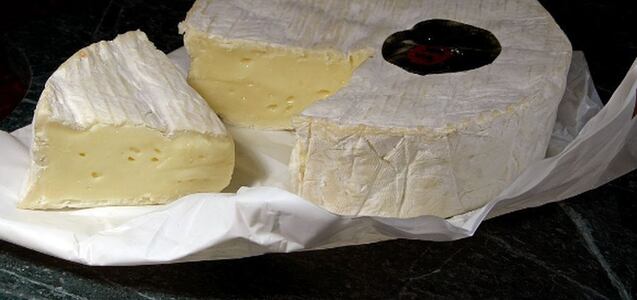 Por qué debes envolver el queso en papel para hornear antes de ponerlo en la nevera