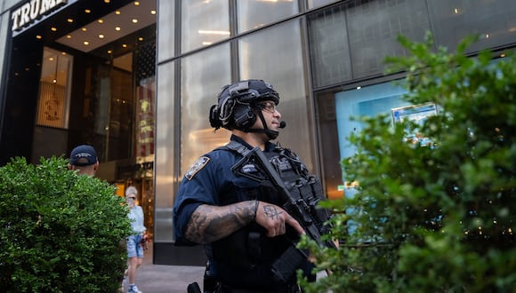 Las fuerzas del orden hacen guardia frente a la Torre Trump en la ciudad de Nueva York, después de que el expresidente Donald Trump resultara herido cuando se realizaron disparos en un mitin en Pensilvania el 13 de julio de 2024. (Foto de Adam GRAY / AFP)