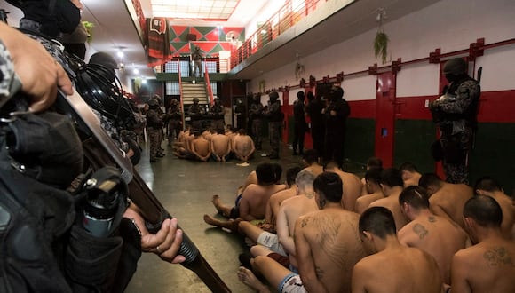 Reclusos custodiados por miembros del GOEP mientras realizaban un registro en la Unidad Penitenciaria N° 11 en Piñero, en la provincia de Santa Fe, Argentina, el 5 de marzo de 2024. (Foto de Gobierno de Santa Fe / AFP)
