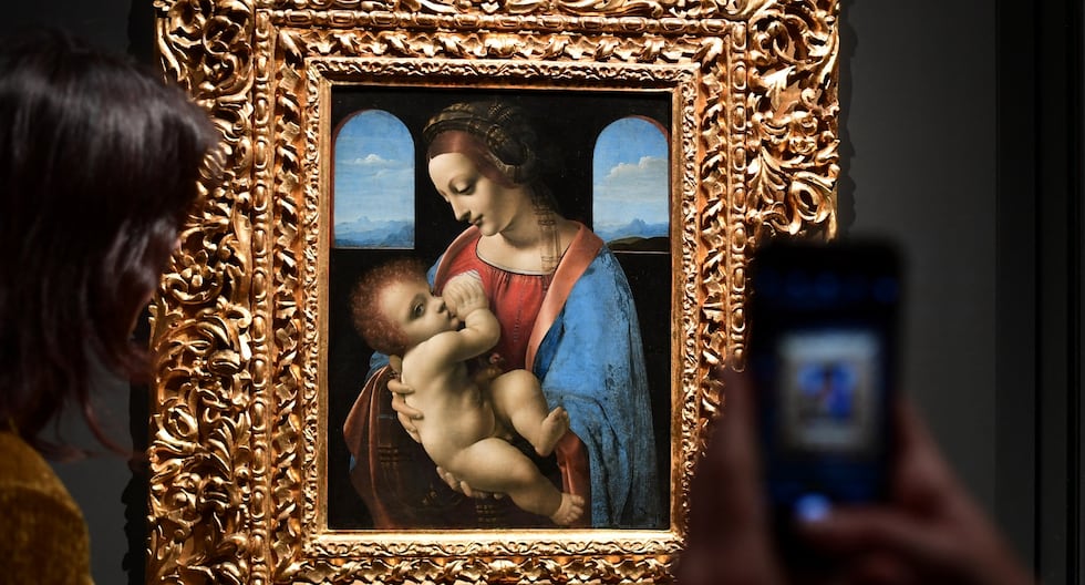 Visitantes observan el cuadro "Madonna Litta" de Leonardo da Vinci's, donde aparecen la Virgen María y el Niño Jesús, en el museo Poldi Pezzoli de Milán.