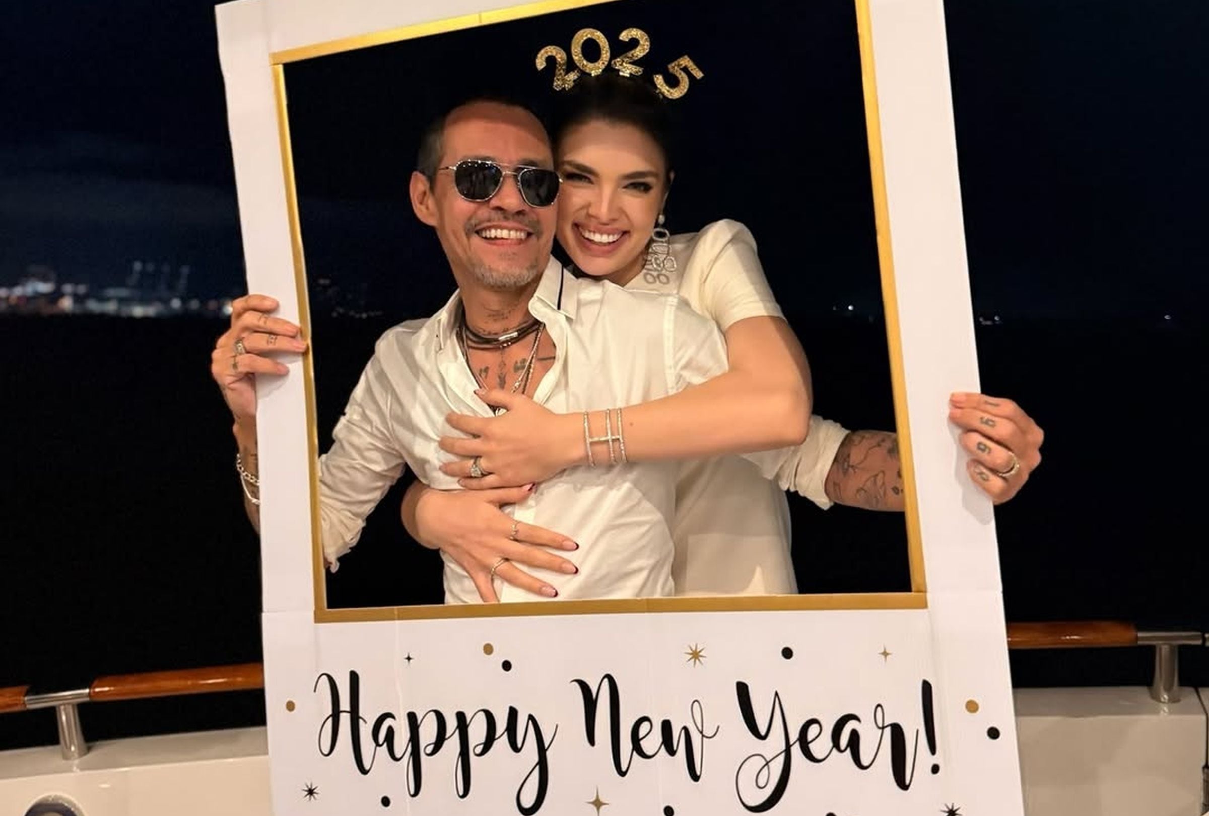 Marc Anthony y su esposa Nadia Ferreira celebrando la llegada del Año Nuevo 2025 a bordo de un yate. (Foto: @nadiaferreira / Instagram)