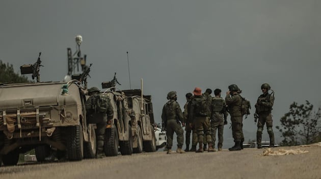Soldados israelíes se congregan en una zona del norte de Israel antes de cruzar la frontera entre Israel y Líbano, el 17 de abril de 2026. Foto: EFE/EPA/ATEF SAFADI