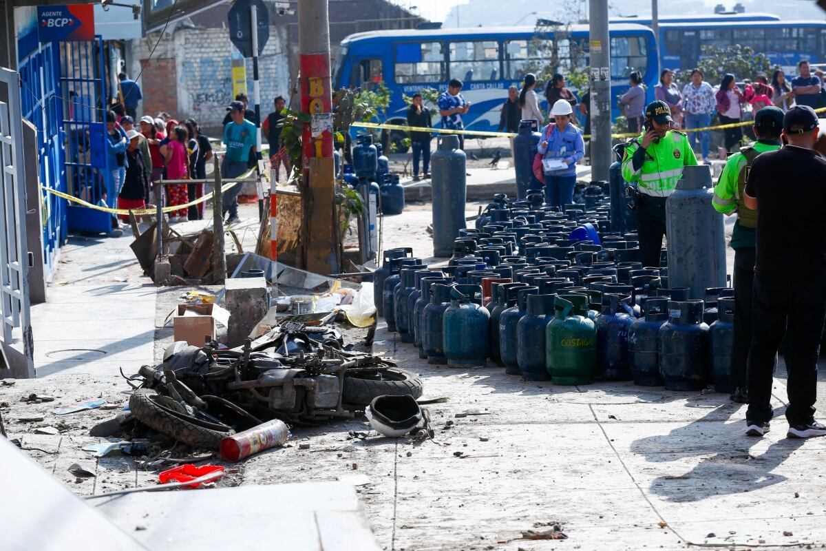Personal de emergencia y vecinos se congregan en la zona tras el accidente en Pasamayito, donde un camión cargado de balones de gas volcó generando gran preocupación. (Foto: GEC)