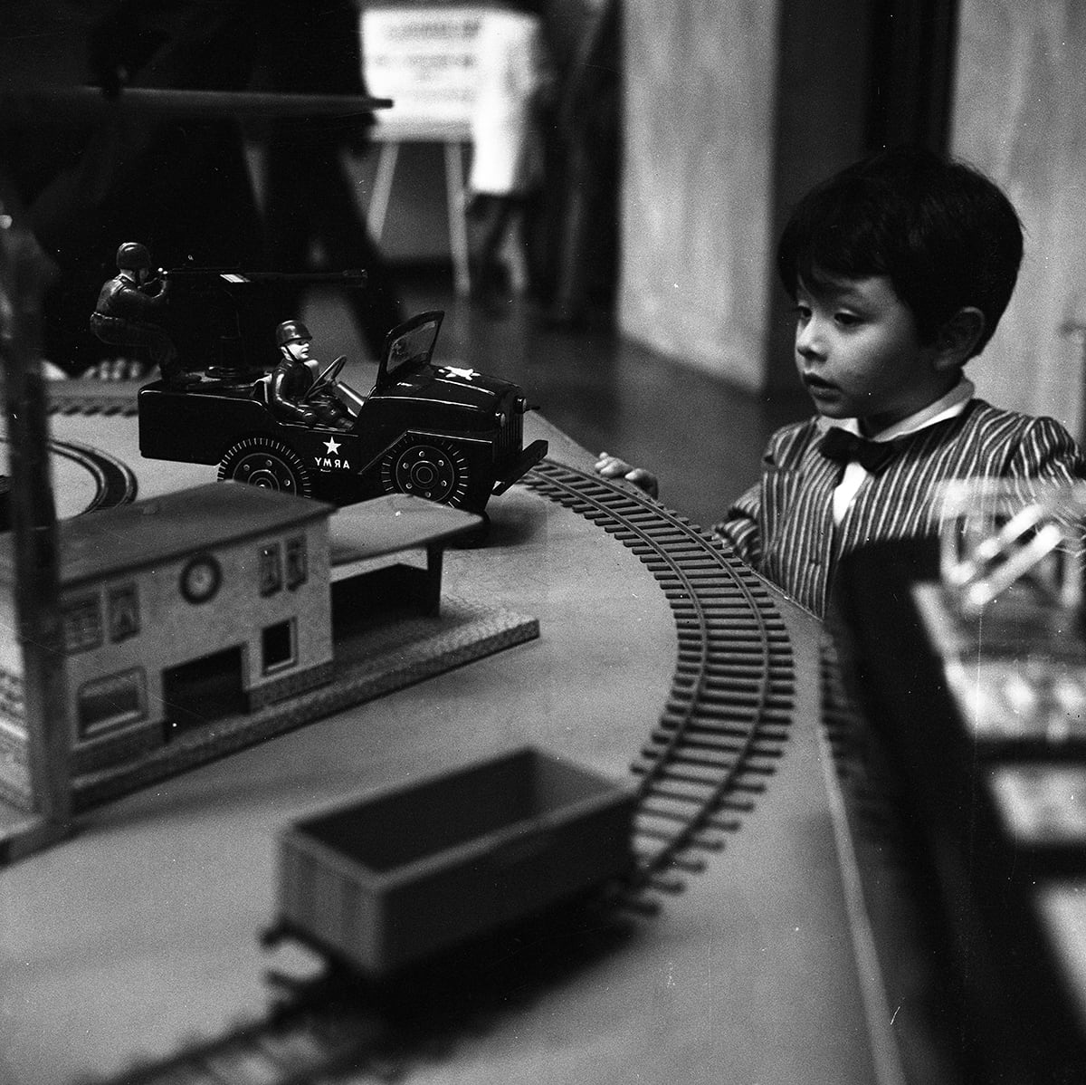 Navidad de 1969: un pequeño niño observa con interés e ilusión un tren eléctrico. (Foto: Archivo Histórico de El Comercio)